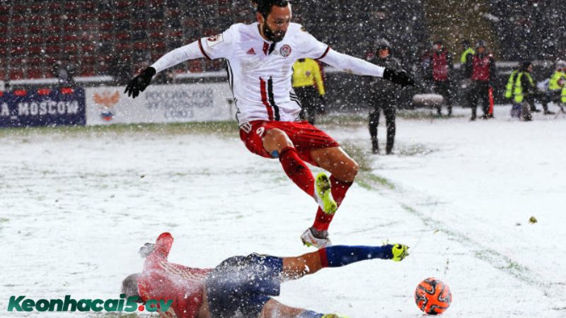 yếu tố sân bãi và thời tiết ảnh hưởng thế nào đến tỷ lệ kèo